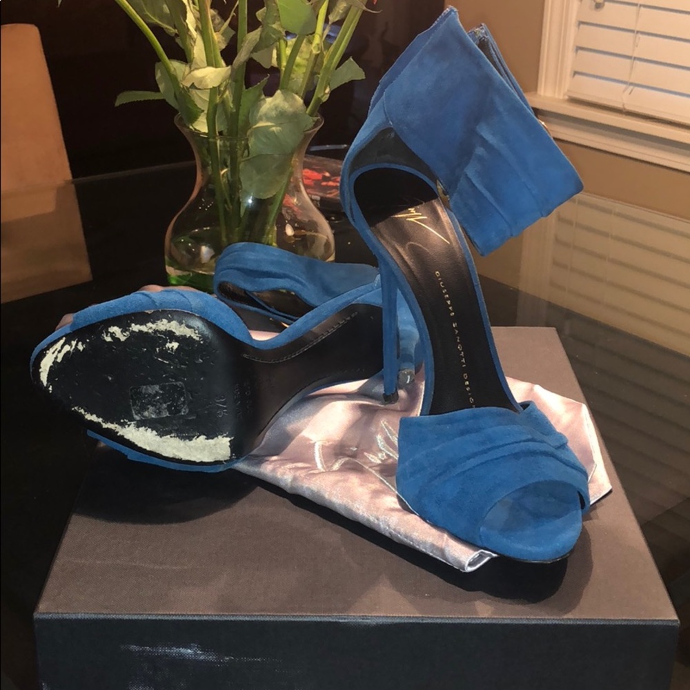 Sexy, suede Giuseppe Zanottti sandal pump